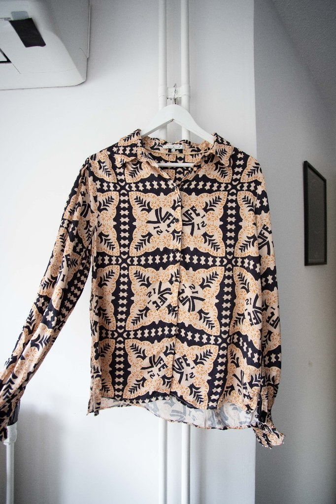 Blouse met zwart patroon Nukus maat L, Meerkleurig, Maat 42/44 (L), Ophalen of Verzenden, Zo goed als nieuw