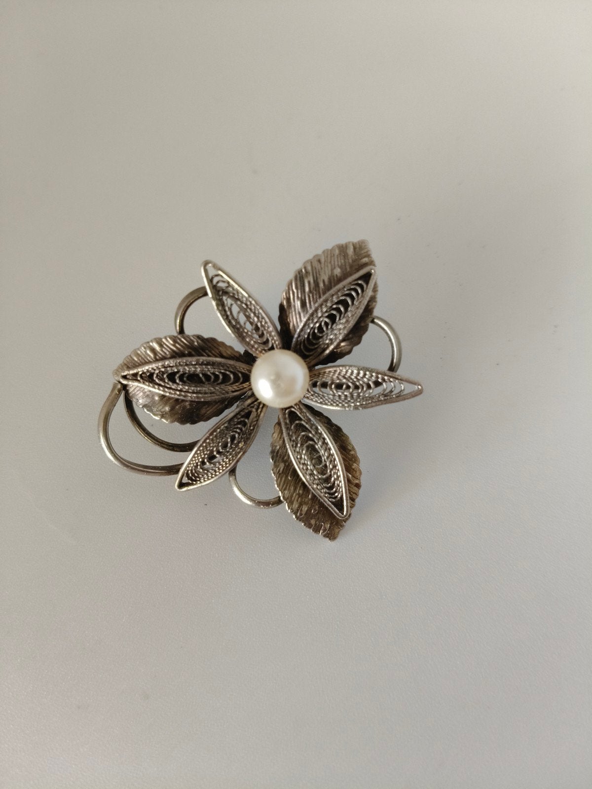 Art Deco Zilveren Broche met Parel, Bloemvorm, 5cm, 4 tot 7 cm, Gebruikt, Ophalen of Verzenden, Met parel