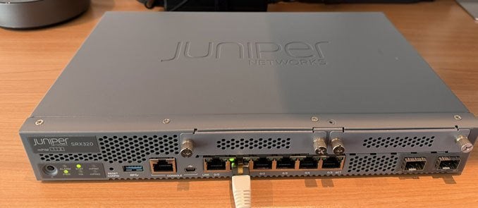 Juniper SRX320 service router/ firewall, Ophalen of Verzenden, Zo goed als nieuw, Router, Juniper Networks