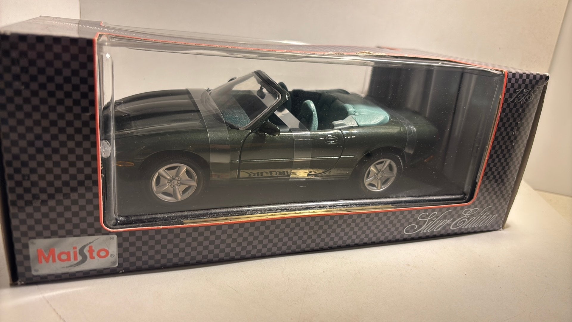 Jaguar xk8 maisto 1.18