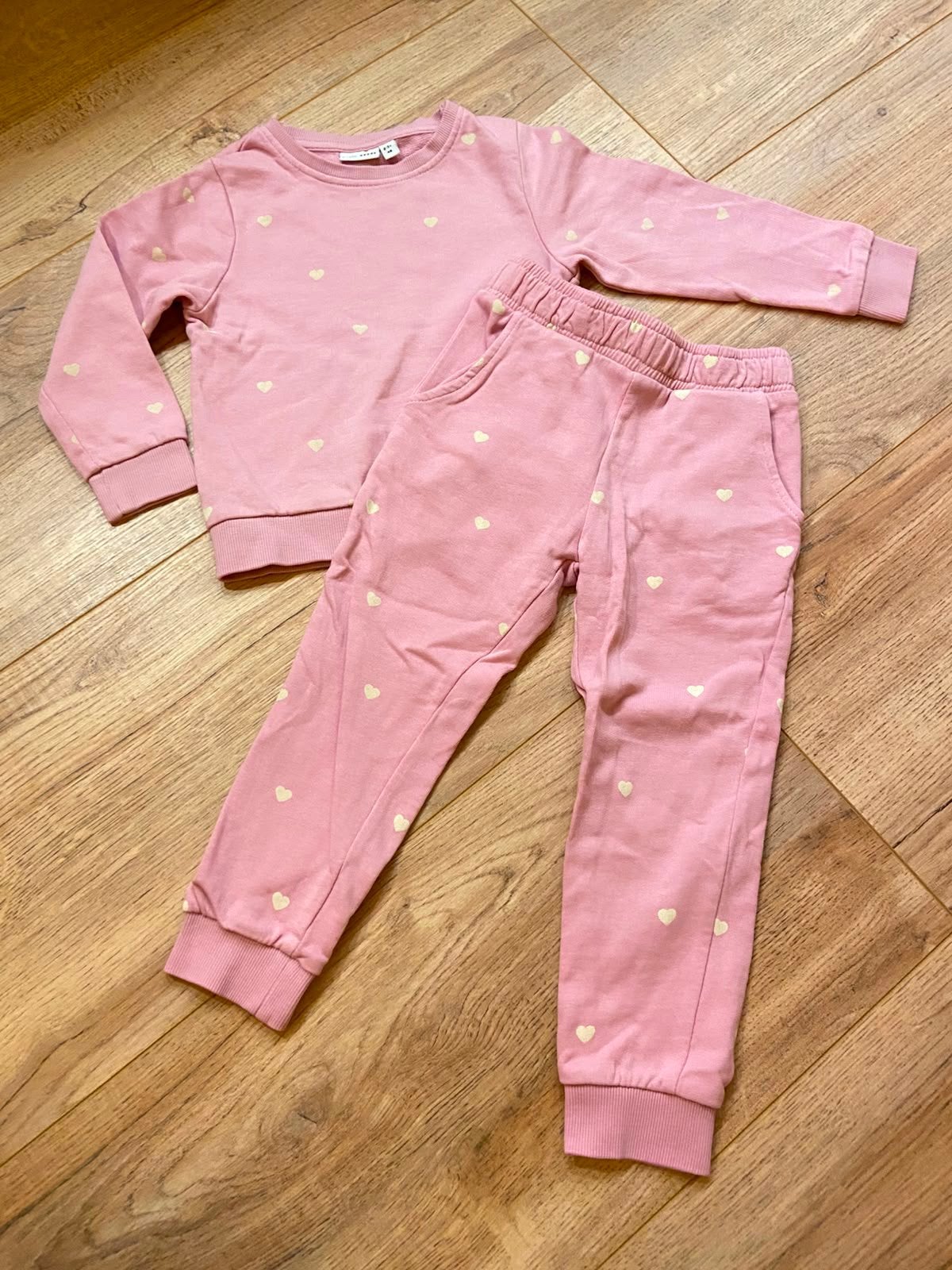 Name it roze trainingspakje met hartjes maat 98, Kinderen en Baby's, Kinderkleding | Maat 98, Verzenden, Zo goed als nieuw, Meisje