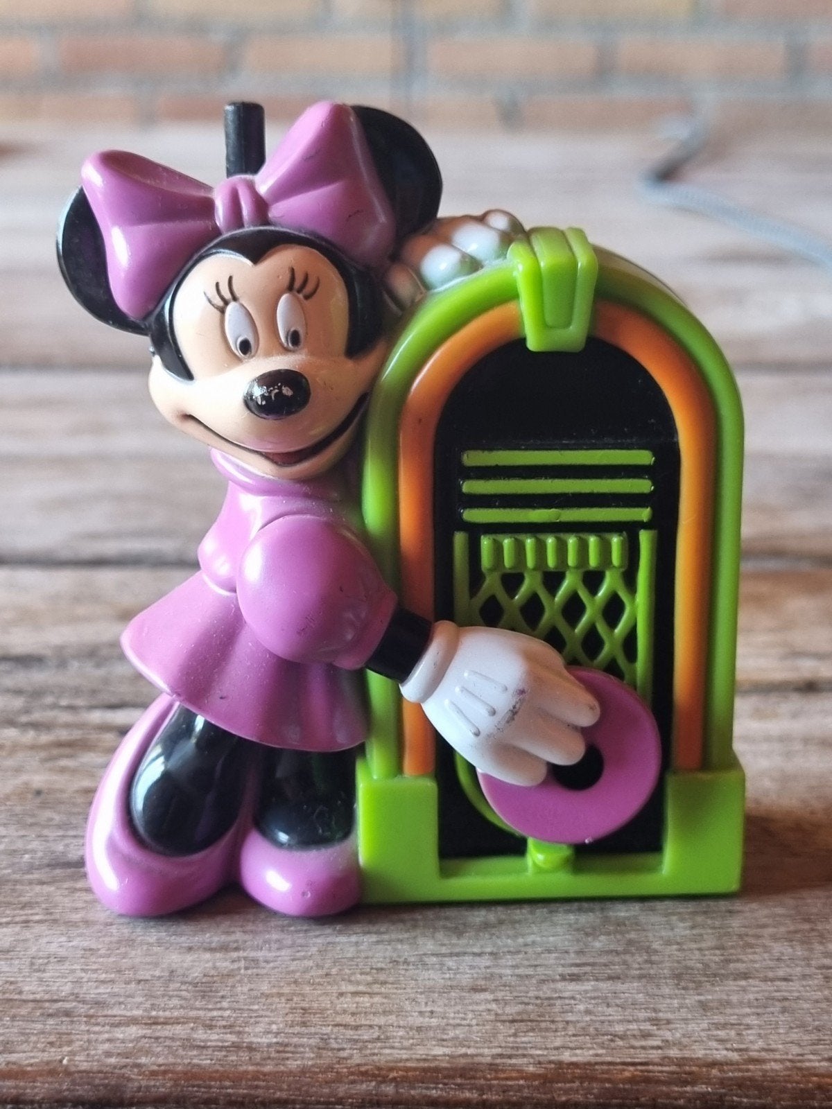 Minnie Mouse beeldje met jukebox - Disney, Verzamelen, Ophalen of Verzenden, Mickey Mouse, Gebruikt, Beeldje of Figuurtje