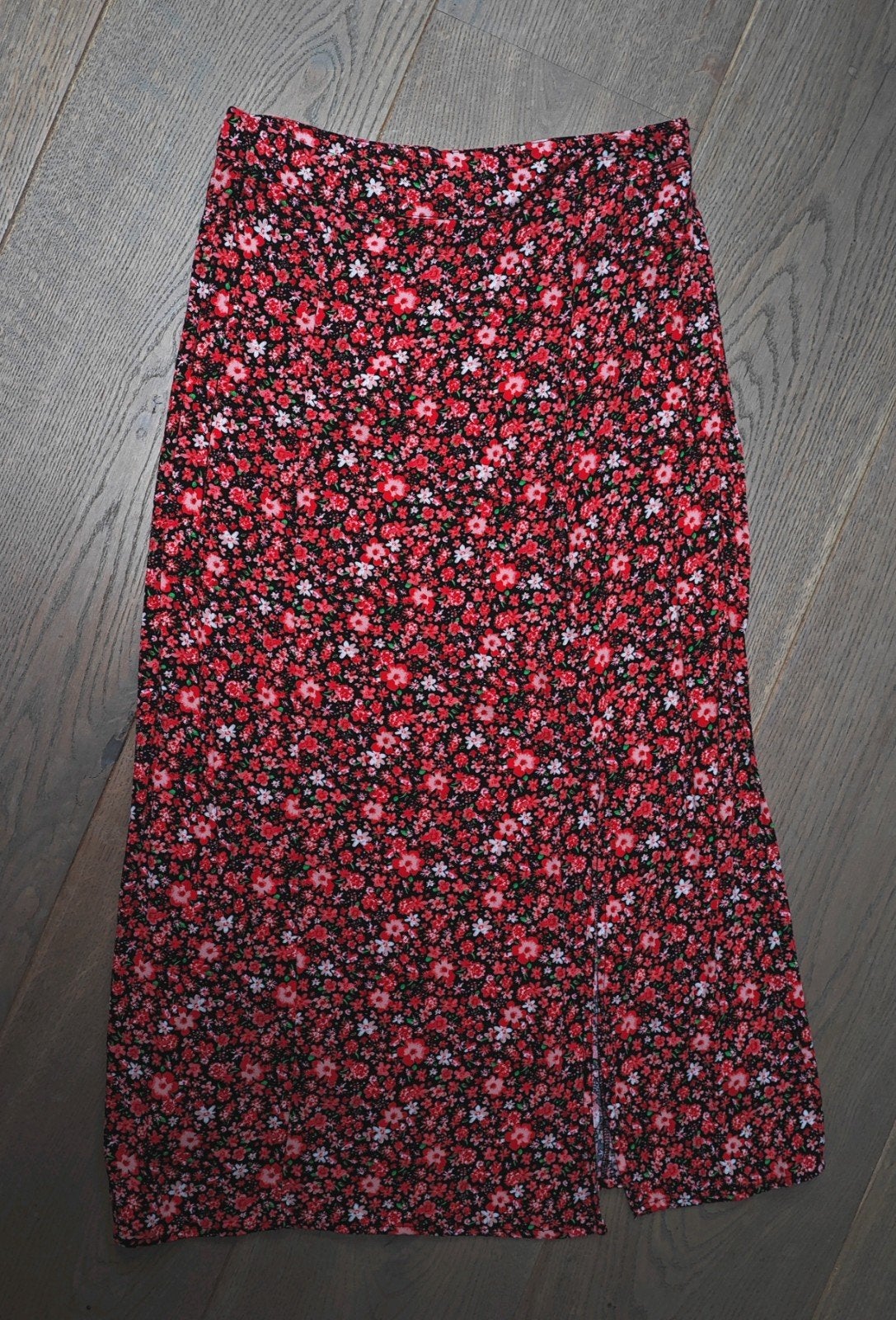 Te koop: Mooie lange gebloemde rok van het merk AMISU Mt: 38, Maat 38/40 (M), Ophalen of Verzenden, Zo goed als nieuw, Rood