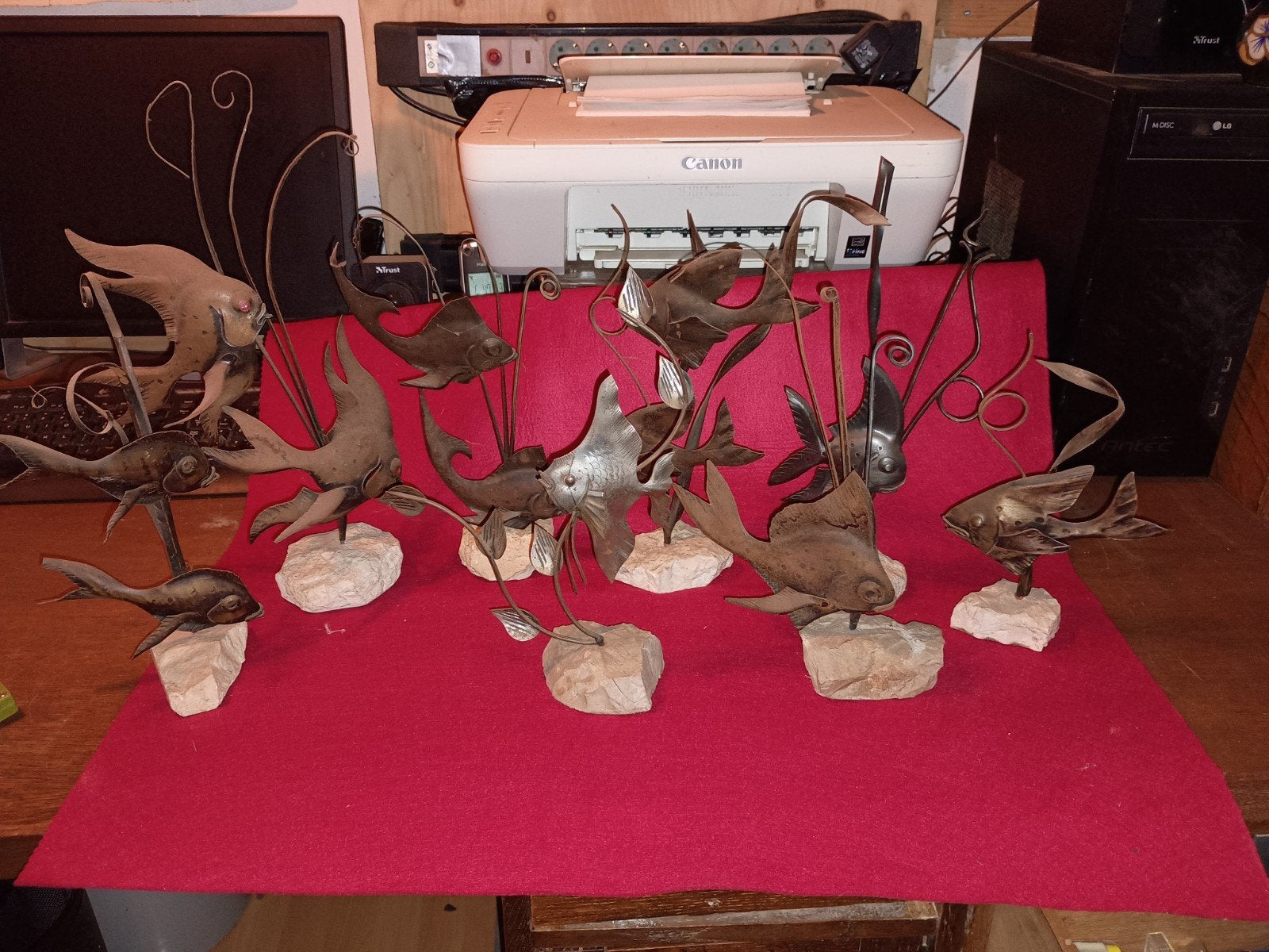 9 Metalen vissen op stenen sokkel - Decoratieve sculpturen, Ophalen, 20 - 50 cm, Zeeleven, Beeld