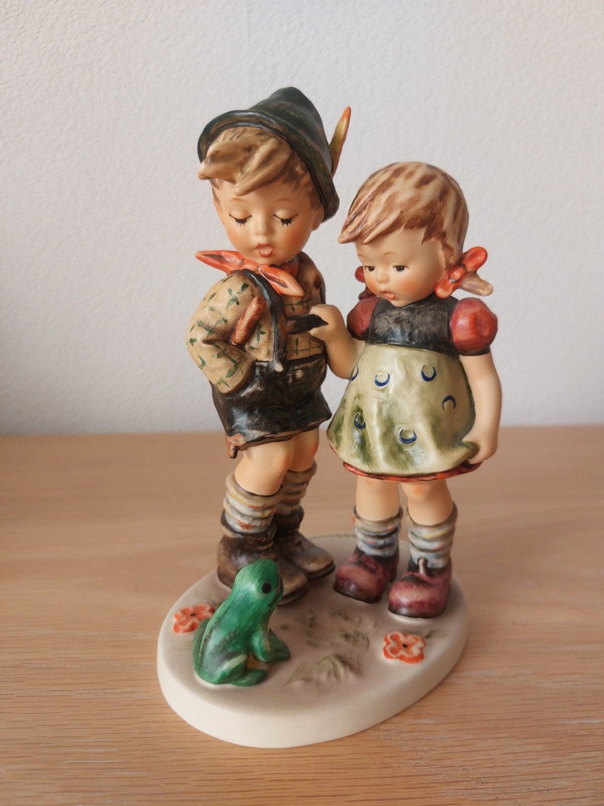 Vintage Hummel Goebel beeldje: Jongen en Meisje met Kikker, Ophalen, Zo goed als nieuw