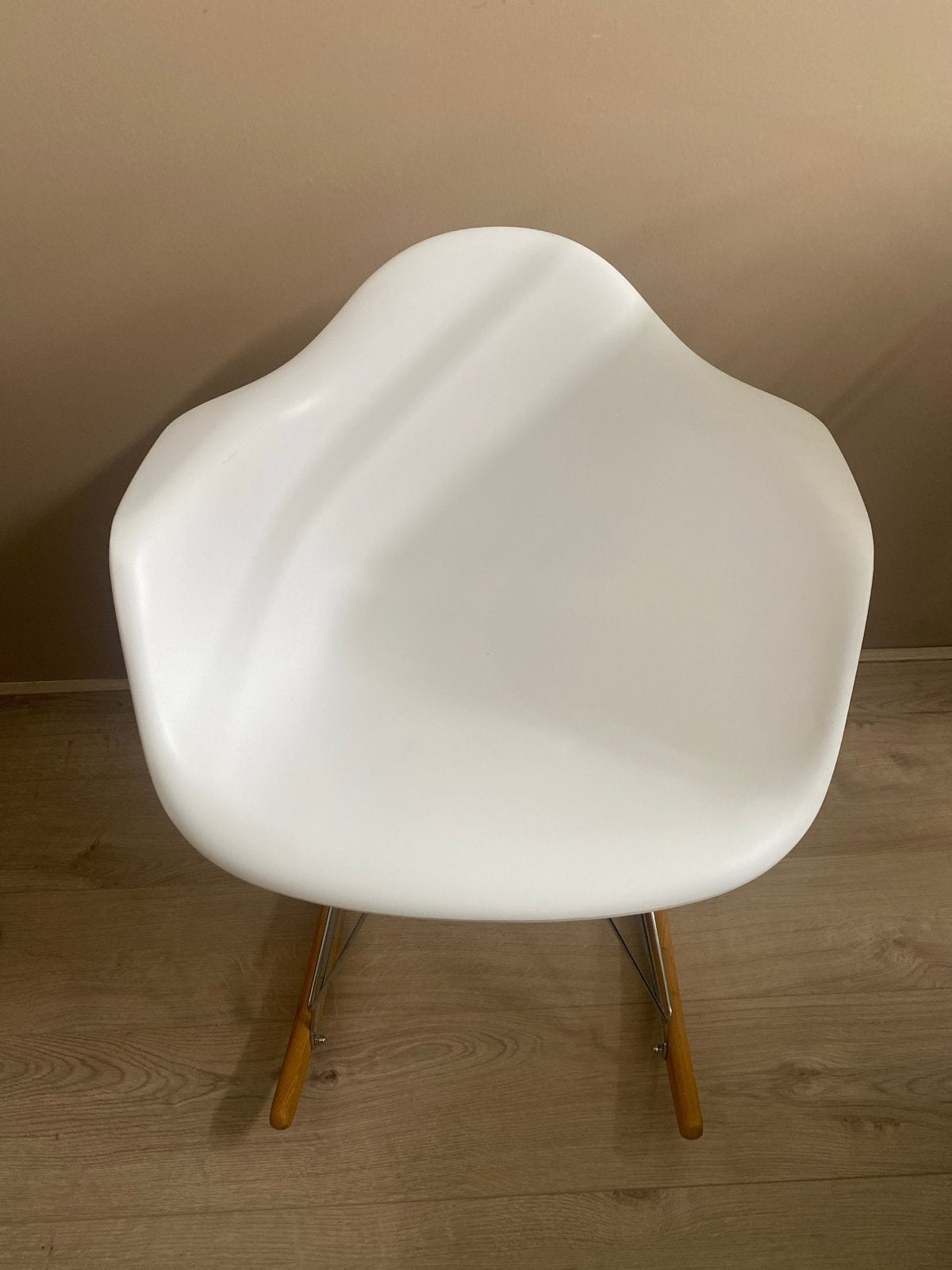 Witte schommelstoel in Eames-stijl, Ophalen, Kunststof, Wit, Zo goed als nieuw
