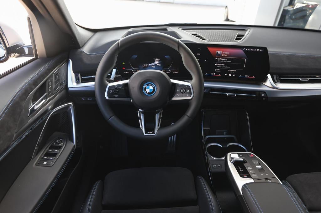 BMW iX2 eDrive20 M Sport / Panoramadak / Sportstoelen / Adap, Auto's, BMW, IX2, Zwart, Stoelverwarming, Nieuw