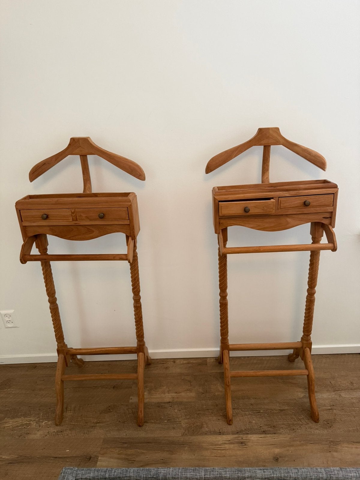 Set van 2 teakhouten dressboys / herenknechten, Ophalen, 100 tot 150 cm, Zo goed als nieuw, Staande kapstok