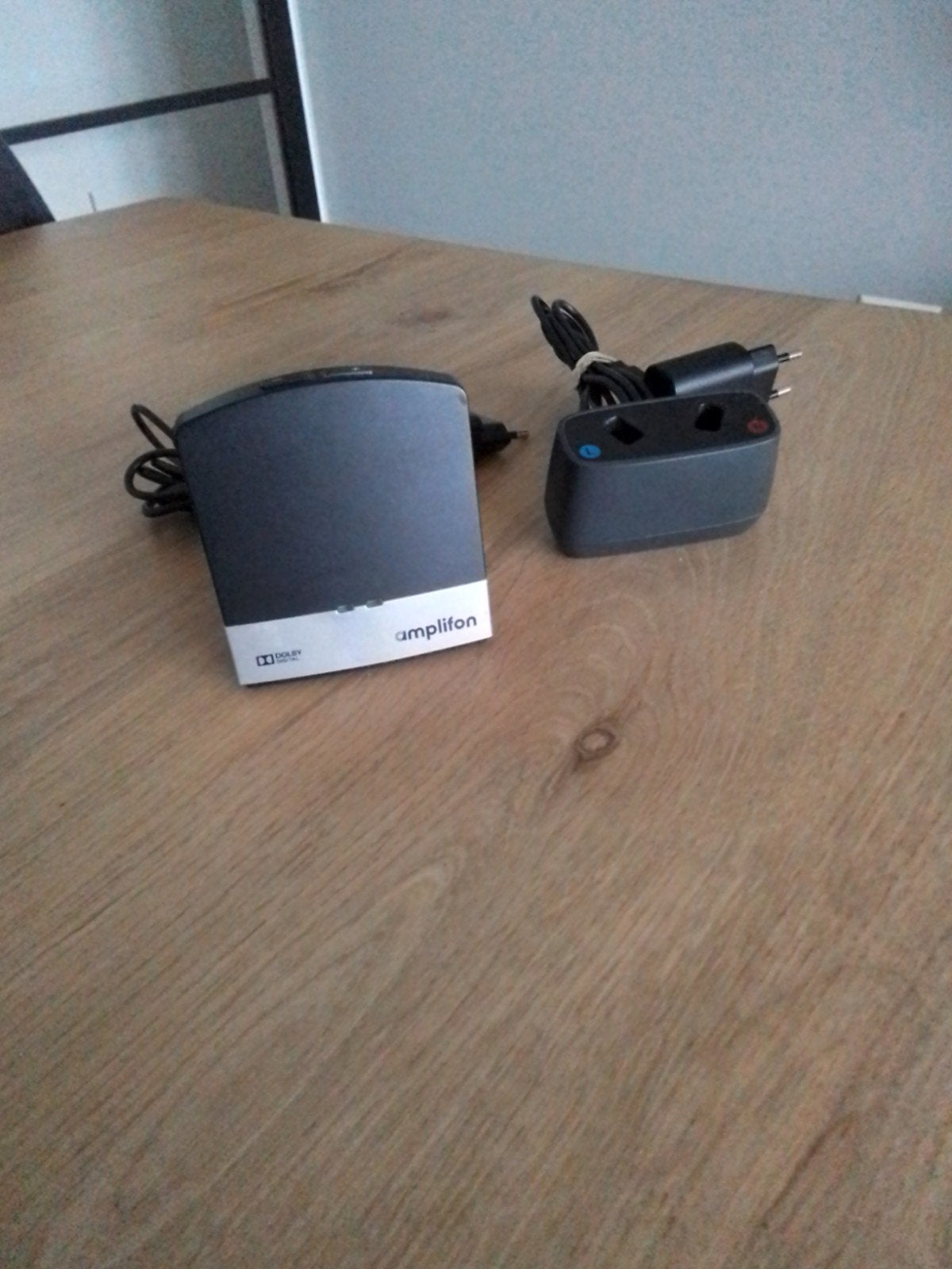 Amplifon TV Streamer en Oplaadstation - Prima Conditie, Ophalen of Verzenden