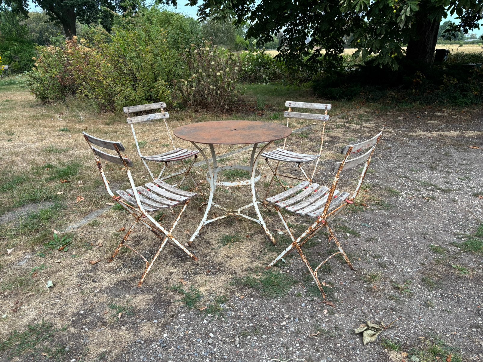 Oude tuinset ijzeren tafel vier klapstoelen goede kwaliteit, Ophalen