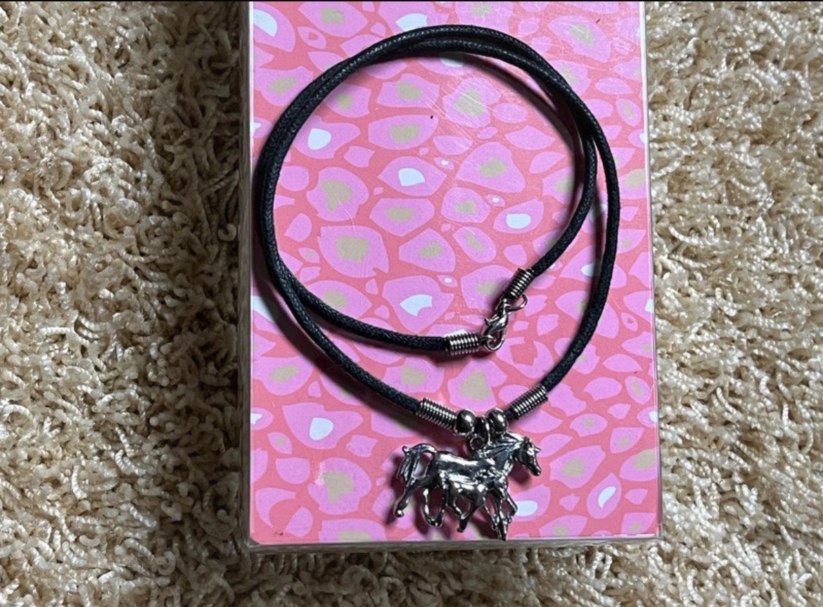 Ketting paarden zilver hanger zwart leer, Ophalen of Verzenden, Zo goed als nieuw, Zwart, Ketting