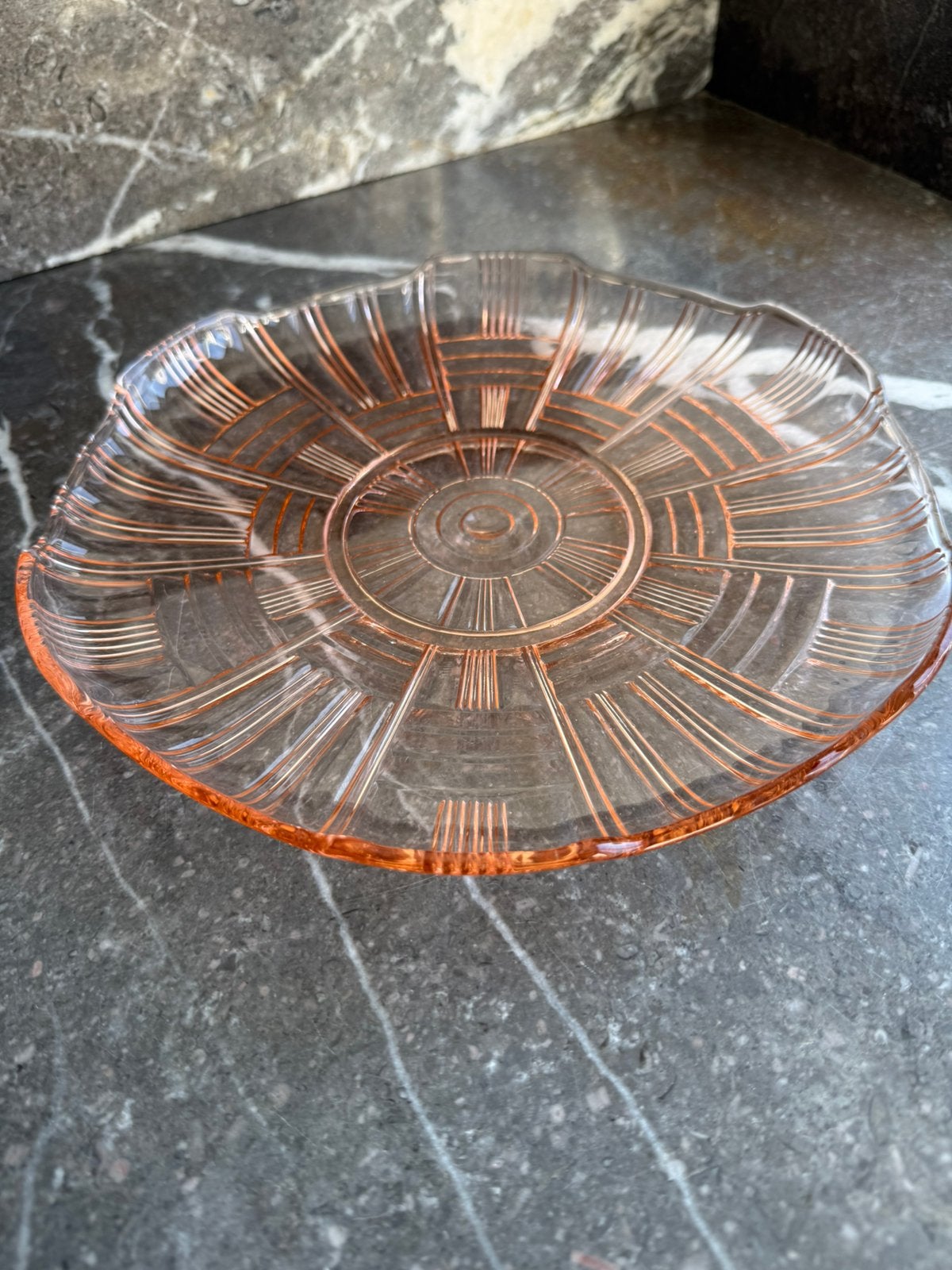 Roze glazen vintage Art Deco bord., Ophalen of Verzenden