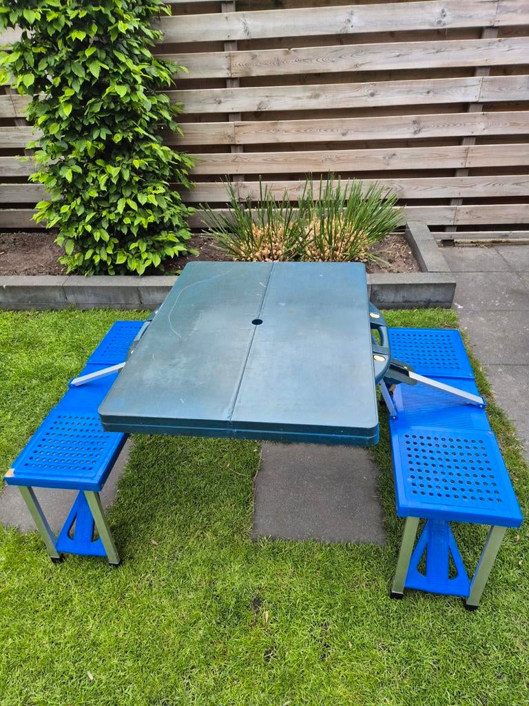 Opvouwbare campingtafel met bankjes, Ophalen