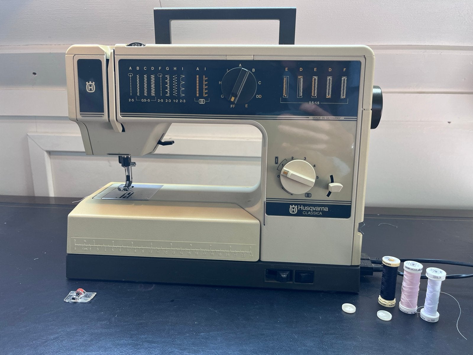 Husqvarna Classica Naaimachine (Made in Germany), Hobby en Vrije tijd, Naaimachines en Toebehoren, Ophalen, Zo goed als nieuw