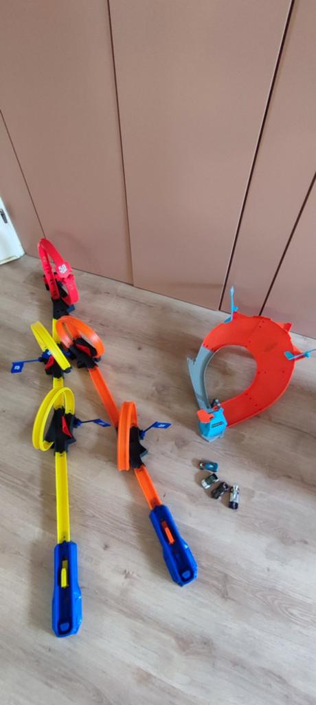 Hot wheels banen en 4 auto's, Ophalen, Racebaan, Zo goed als nieuw, Hot Wheels