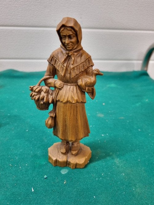 Beeld houtsnijwerk vrouw met eend vintage, Ophalen of Verzenden