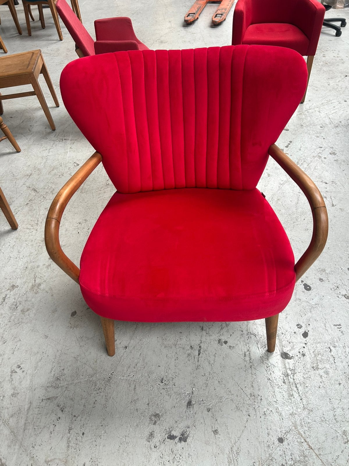 Rode fauteuil nieuw met houten poten, Ophalen