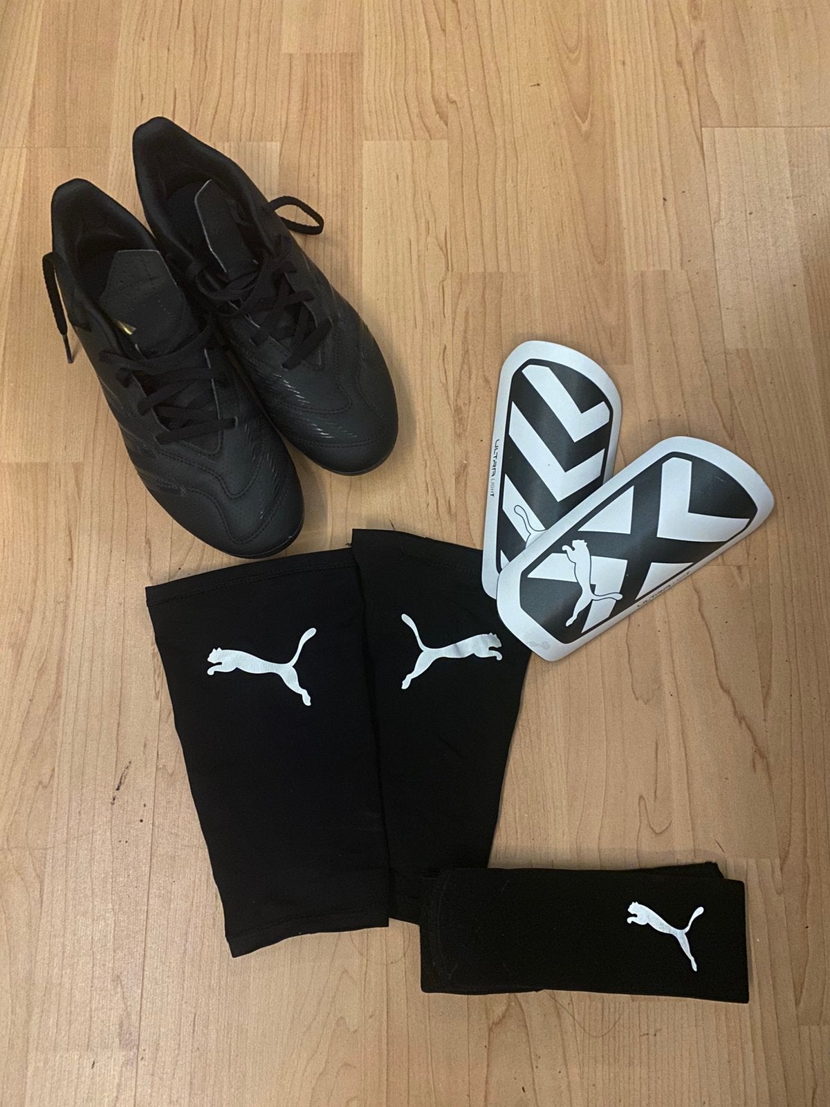 Voetbalschoenen maat 40 + scheenbeschermers, Ophalen, Schoenen, Maat L, Zo goed als nieuw