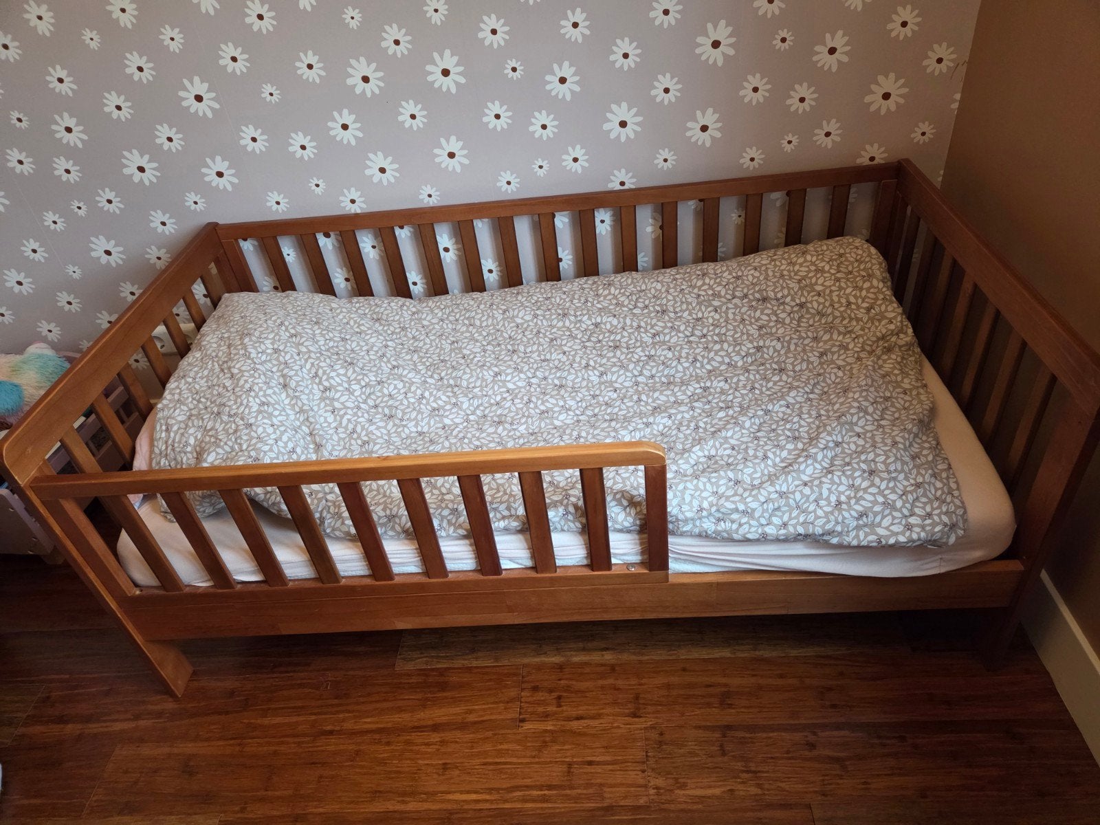 Peuterbed petit Amelie walnoothout 70x140 cm, Ophalen, Gebruikt, Bruin, 190 cm of minder