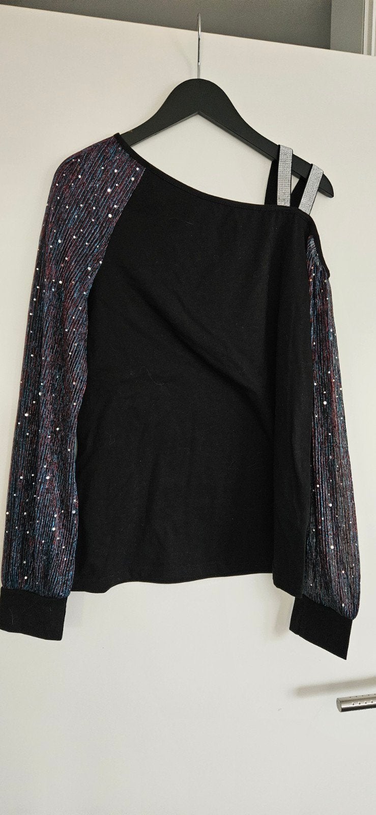 Feestelijke One Shoulder Top met Glitter Mouwen, Maat 38/40 (M), Zwart, Ophalen of Verzenden, Zo goed als nieuw