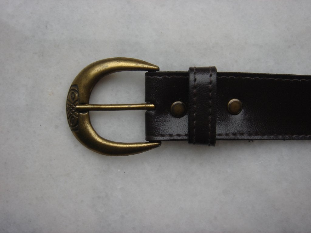 Bruine riem- ceintuur 86 cm met goudkleurig bewerkte gesp , 80 tot 90 cm, Tailleriem, Ophalen of Verzenden, Gedragen