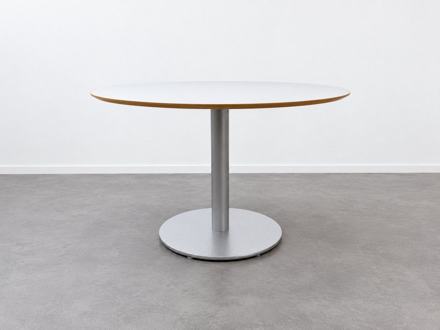 Ronde eettafel 120 cm Krijtwit blad, houten rand, Gebruikt, 100 tot 150 cm, Rond, Ophalen of Verzenden