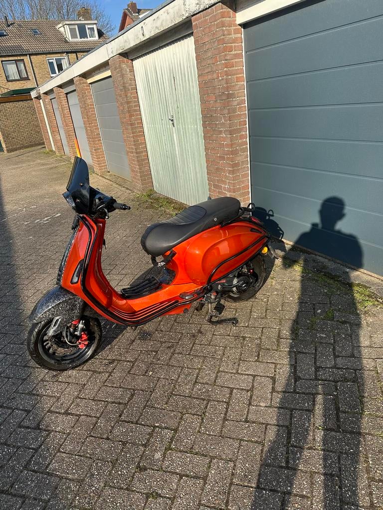 Vespa Sprint Bromfiets 2017 Custom Full Option 2 duizend km!, Ophalen, Overige modellen, Maximaal 45 km/u, Zo goed als nieuw