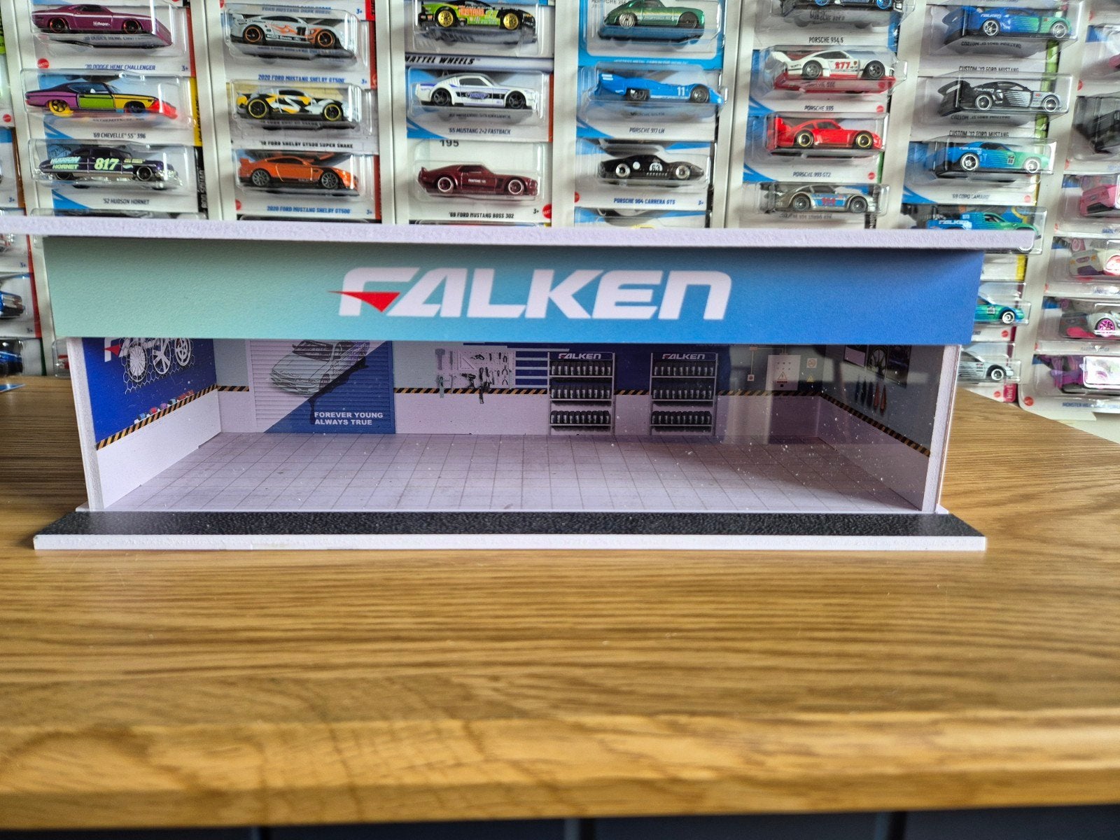 Falken 1:64 garage diorama met verlichting, Ophalen of Verzenden, Zo goed als nieuw, 1:50 of kleiner, Diorama