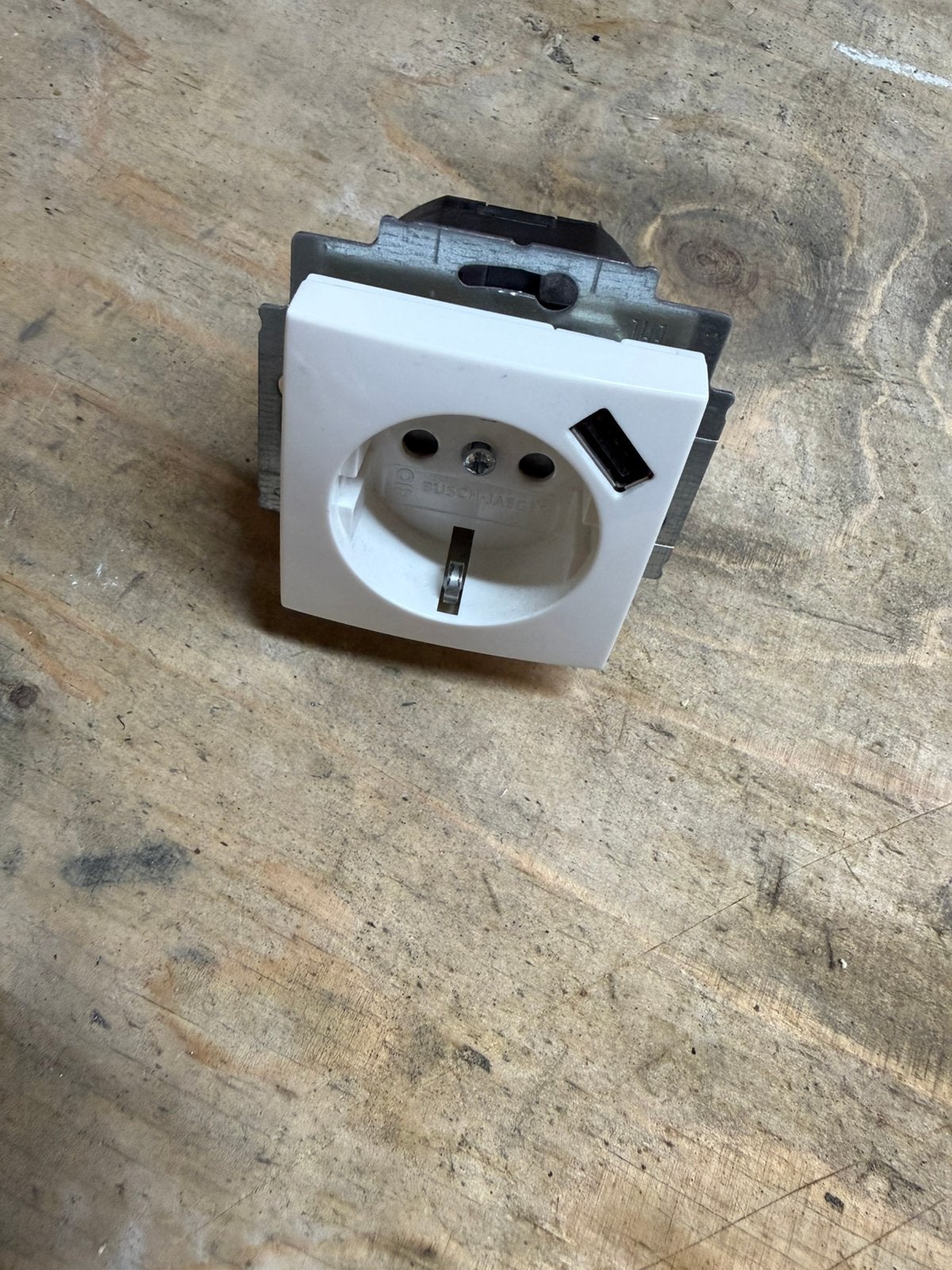 2x Busch Jaeger balance USB A wcd, Doe-het-zelf en Verbouw, Elektra en Kabels, Ophalen of Verzenden, Stopcontact
