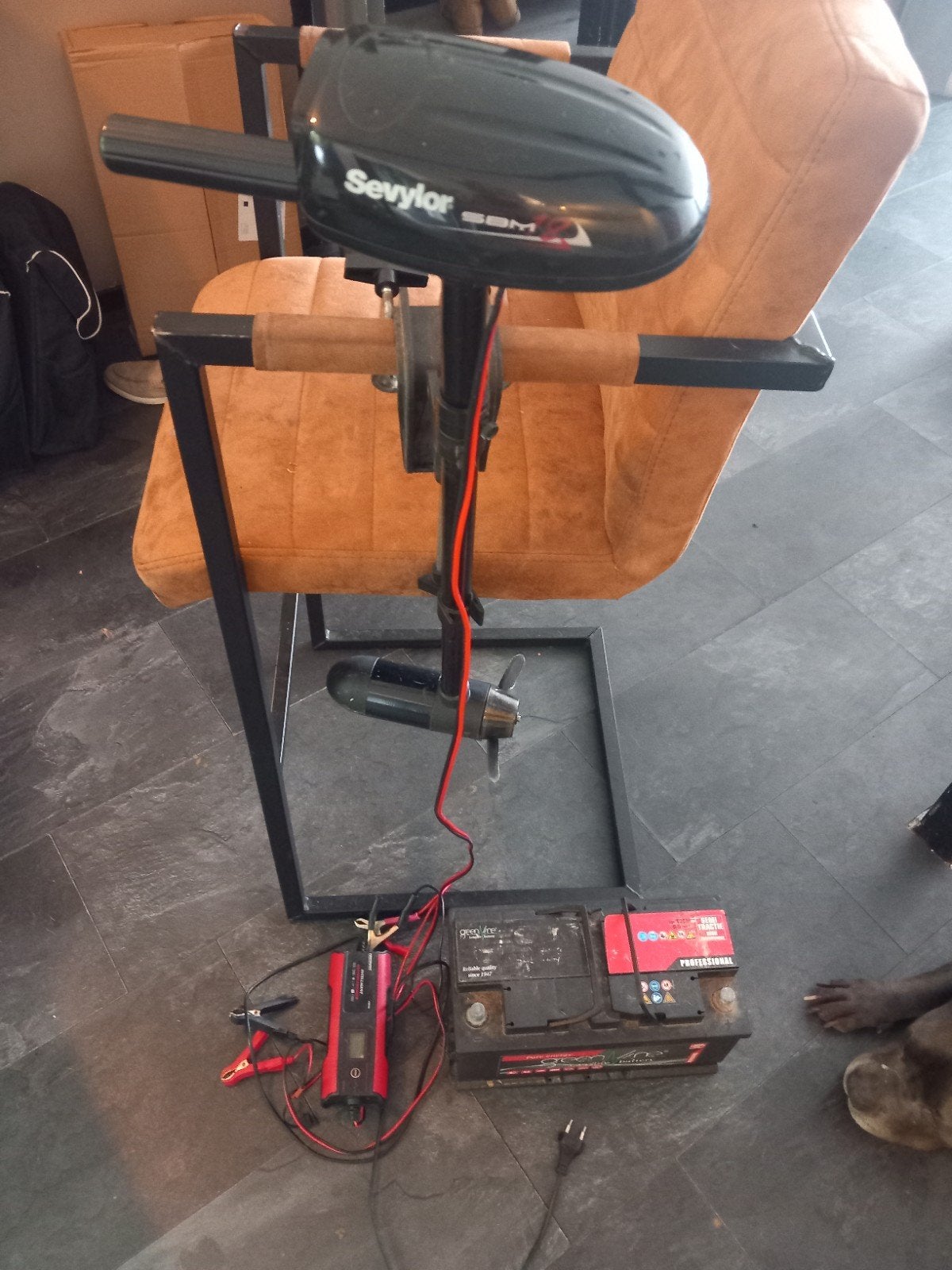 Fluistermotor met 100 Ah accu en acculader, Ophalen of Verzenden