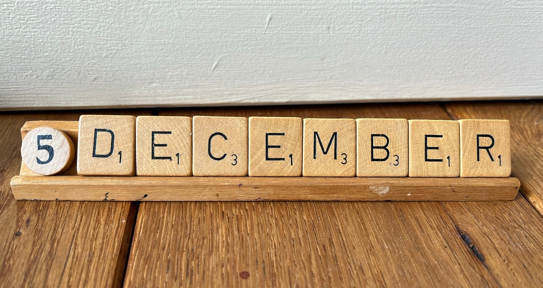 5 december tekstbordje Scrabble letters op plankje Sint, Ophalen of Verzenden, Zo goed als nieuw