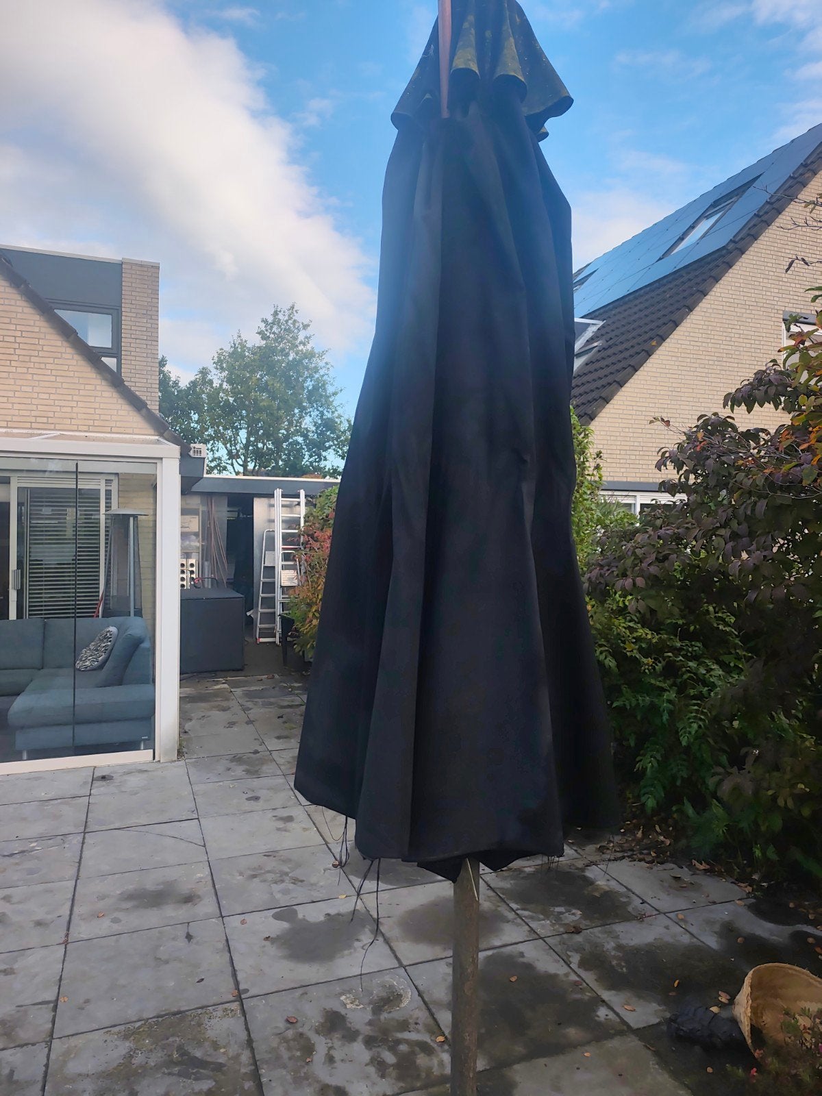 Zwarte parasol met zware voet voor tuin of terras, Tuin en Terras, Ophalen, Gebruikt, 2 tot 3 meter, Stokparasol