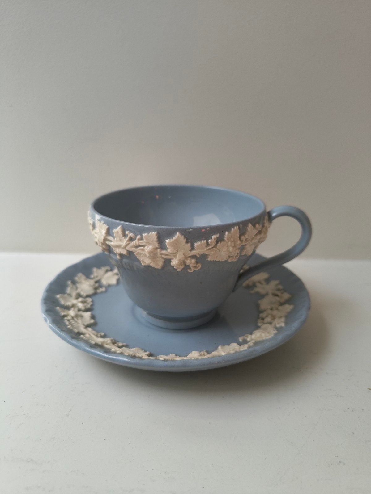 Wedgwood Jasperware Kop en Schotel - Blauw met Druivenrank, Ophalen of Verzenden