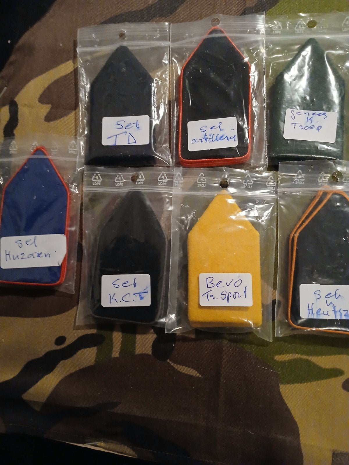 Diverse militaire emblemen en badges, Verzenden, Landmacht, Nederland, Embleem of Badge