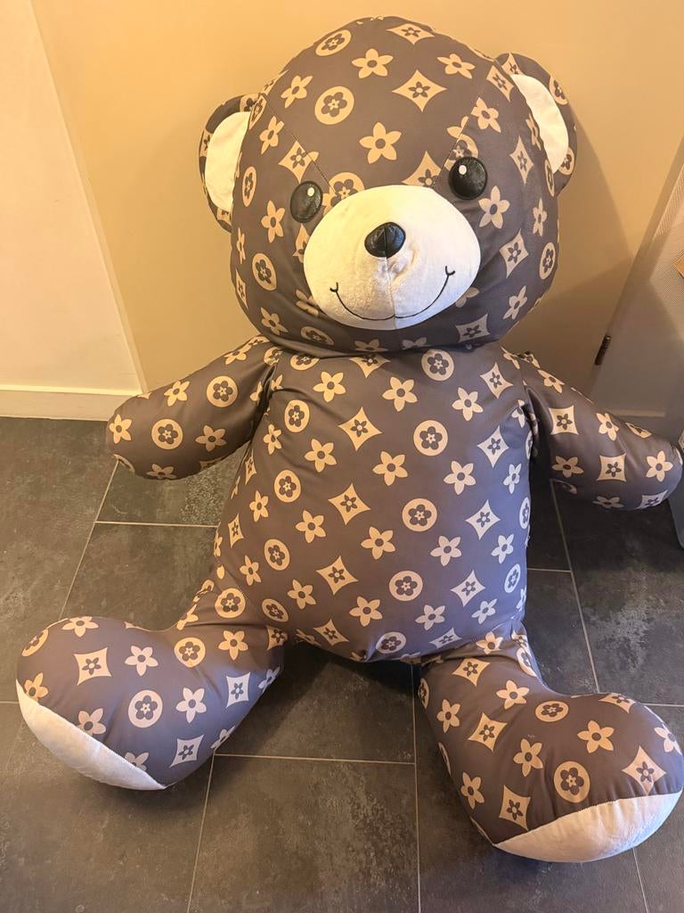 Grote teddybeer met Louis Vuitton patroon €12,50, Beer, Grijs, Ophalen of Verzenden, Zo goed als nieuw