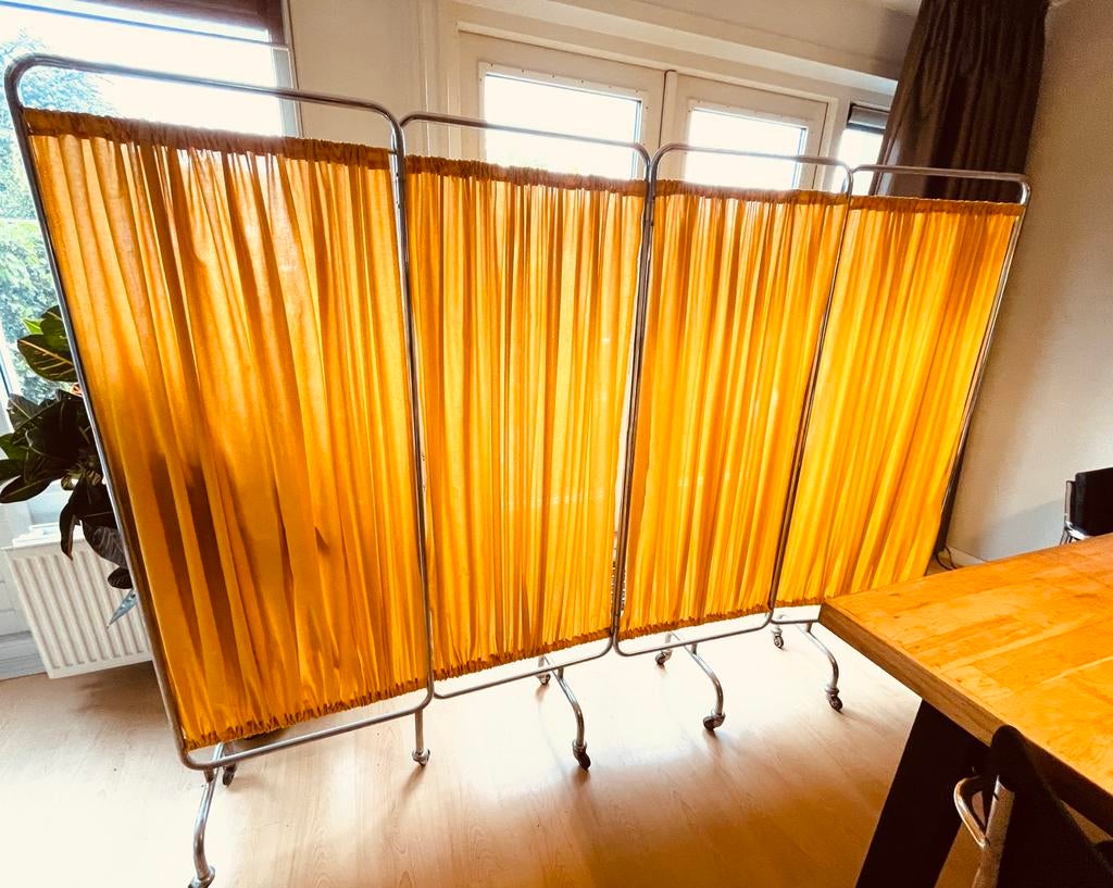 1960 ziekenhuis 4 delig chrome metalen scherm op wieltjes, Ophalen of Verzenden, Zo goed als nieuw