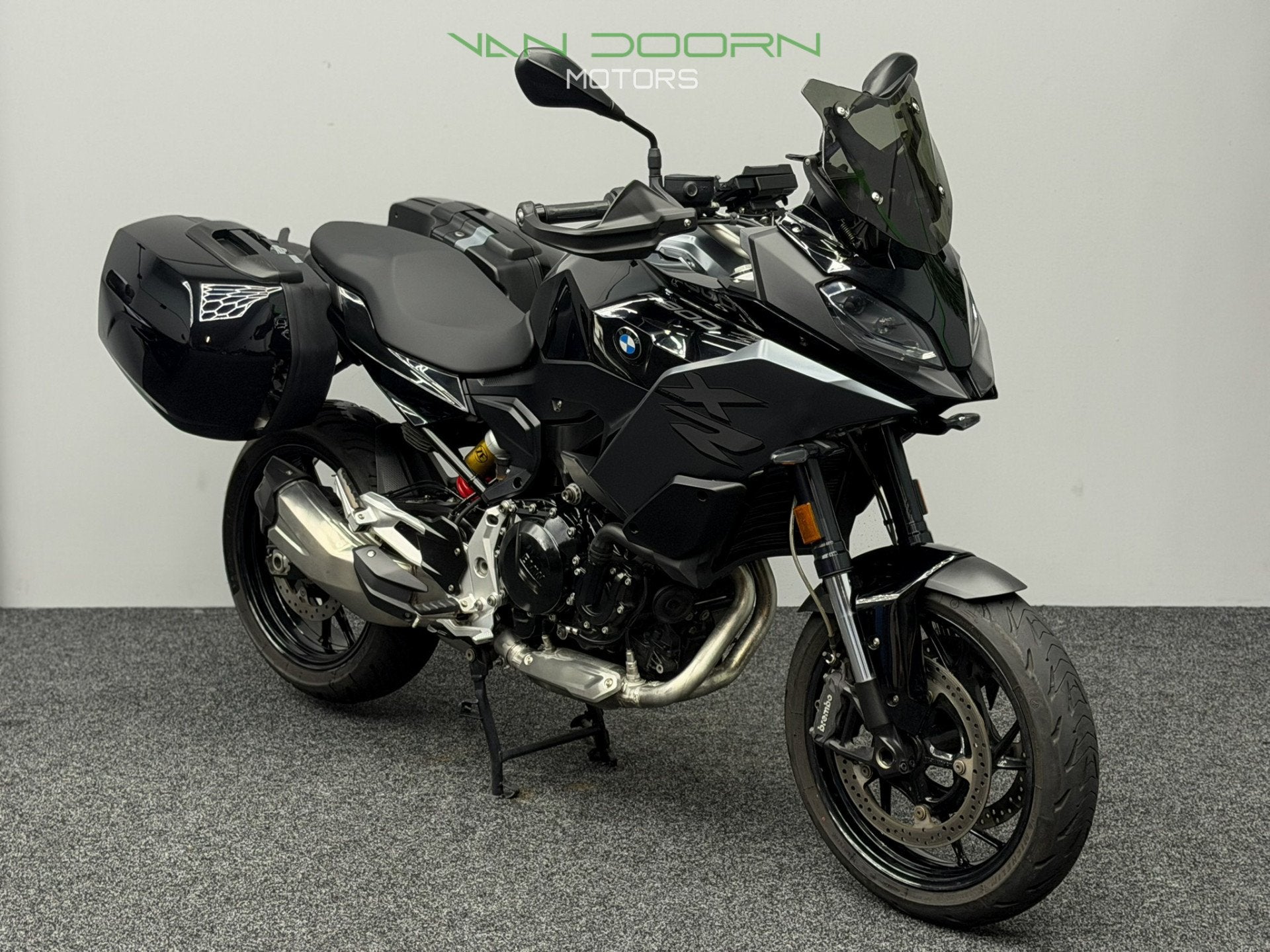 BMW F 900 XR | Triple Black | BTW | Koffers | NL | 2022 | 12, 895 cc, Info@vandoornmotors.nl, Kraaivenstraat 23-5
5048AB  TILBURG, NL