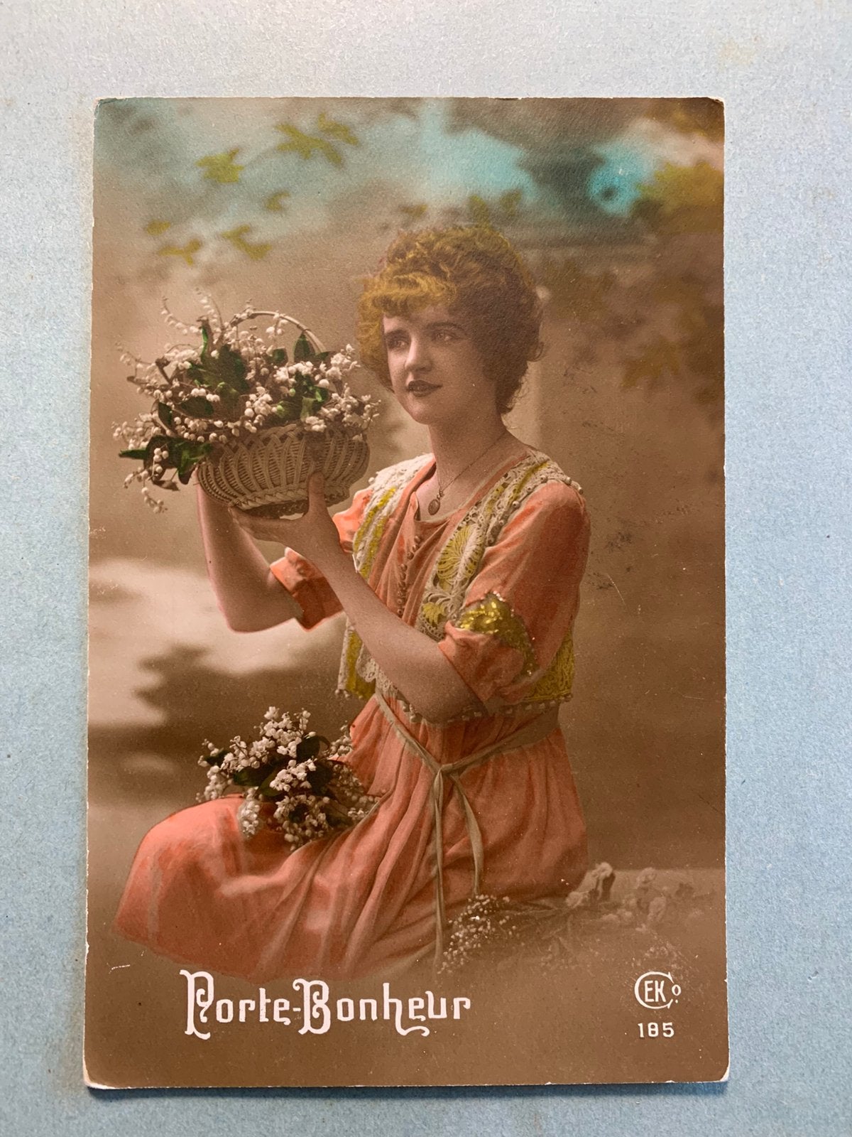Porte Bonheur - dame met Lelietjes-van-Dalen, Ophalen of Verzenden, 1920 tot 1940, Gelopen, Overige thema's