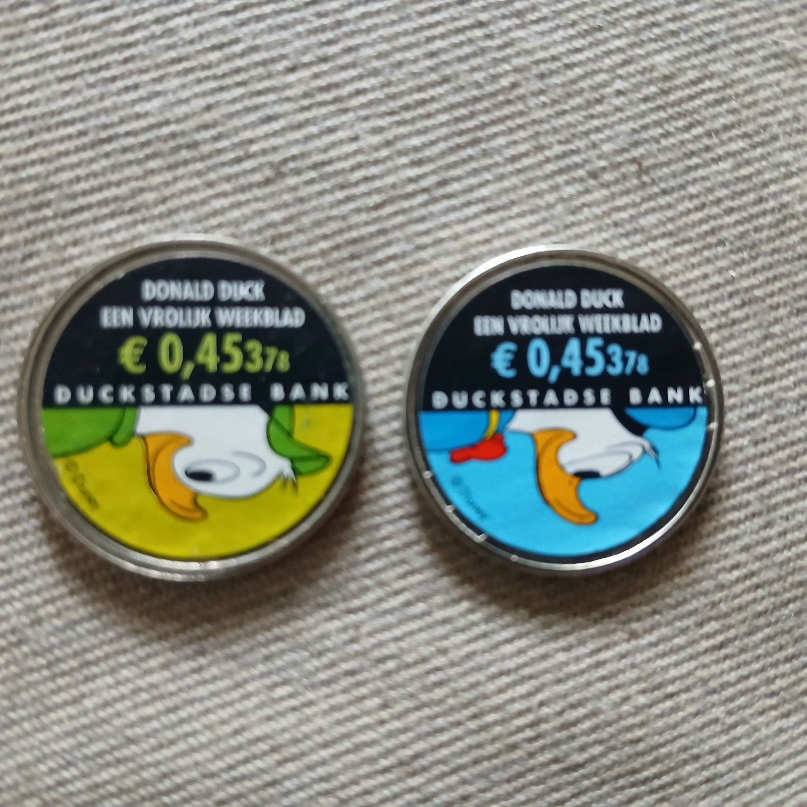 2x Nederlandse gulden met Donald Duck €0,45378 sticker, Verzamelen, Ophalen of Verzenden, Donald Duck