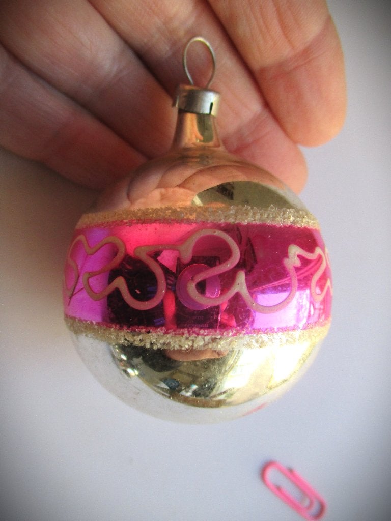 Kerstbal van Glas~Oude glazen zilver kleur bal met roze band, Ophalen of Verzenden, Zo goed als nieuw