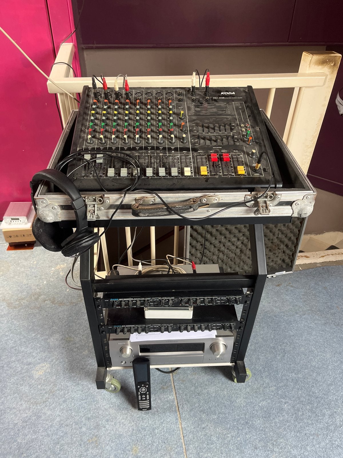Koda KD-238 Stereo Audio Mixer twee Alesis 3630 Compressors, Ophalen, Gebruikt, Microfooningang, 10 tot 20 kanalen