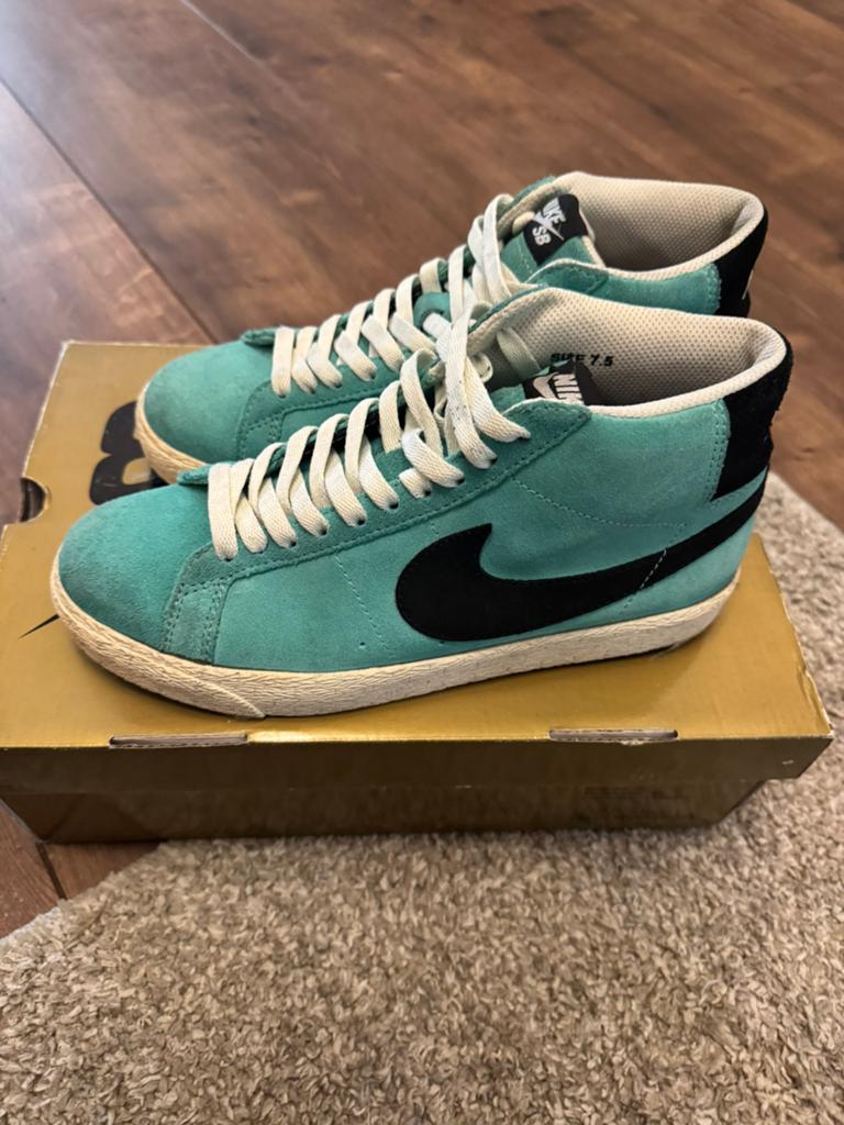 Nike SB Blazer Mid - Mintgroene Suede Sneakers, Kleding | Heren, Schoenen, Ophalen of Verzenden, Gedragen, Overige kleuren, Sneakers of Gympen