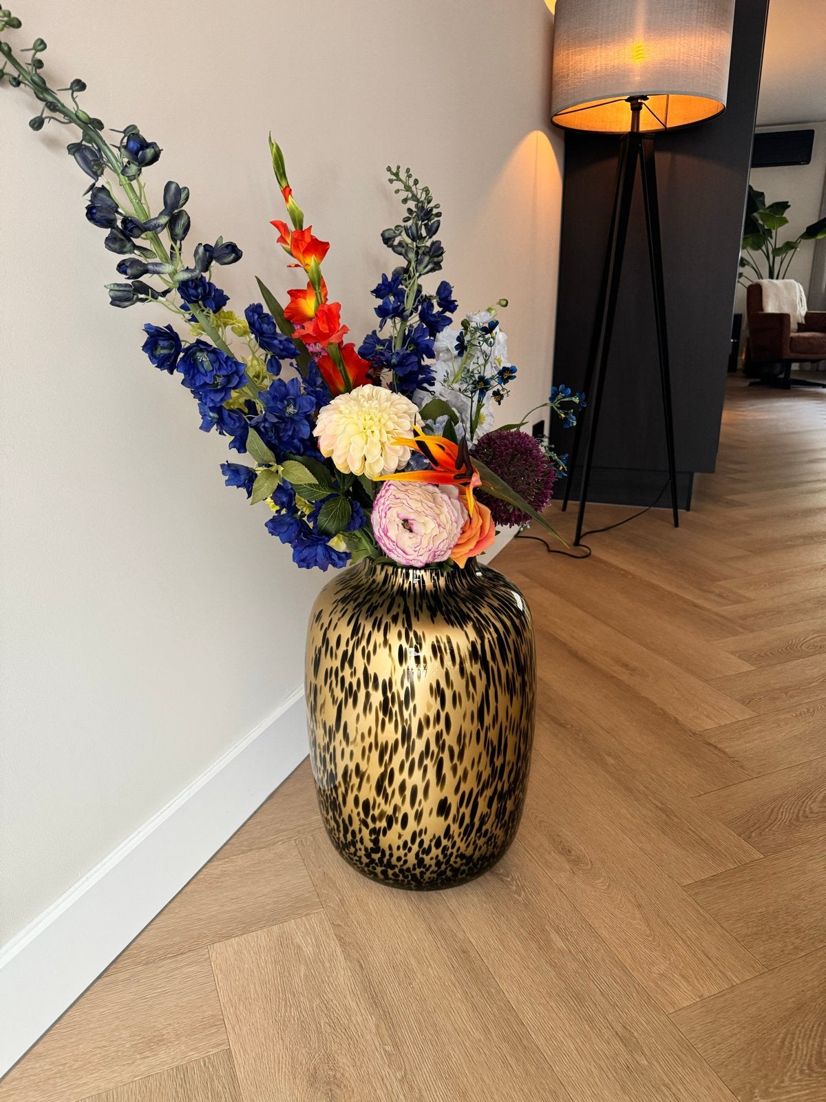 Cheetahvaas XXL met zijdenboeket, Ophalen, Meerkleurig, Inclusief decoratie, Glas