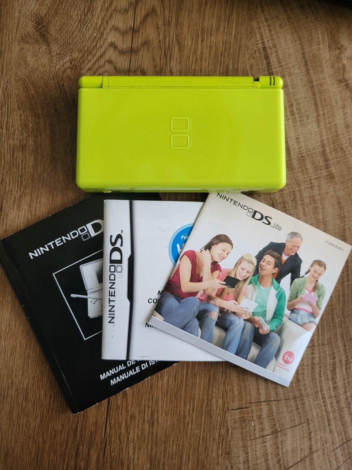Nintendo DS Lite Lime Groen met Mario Hoesje en Boekjes, Spelcomputers en Games, Spelcomputers | Nintendo DS, Ophalen, Gebruikt