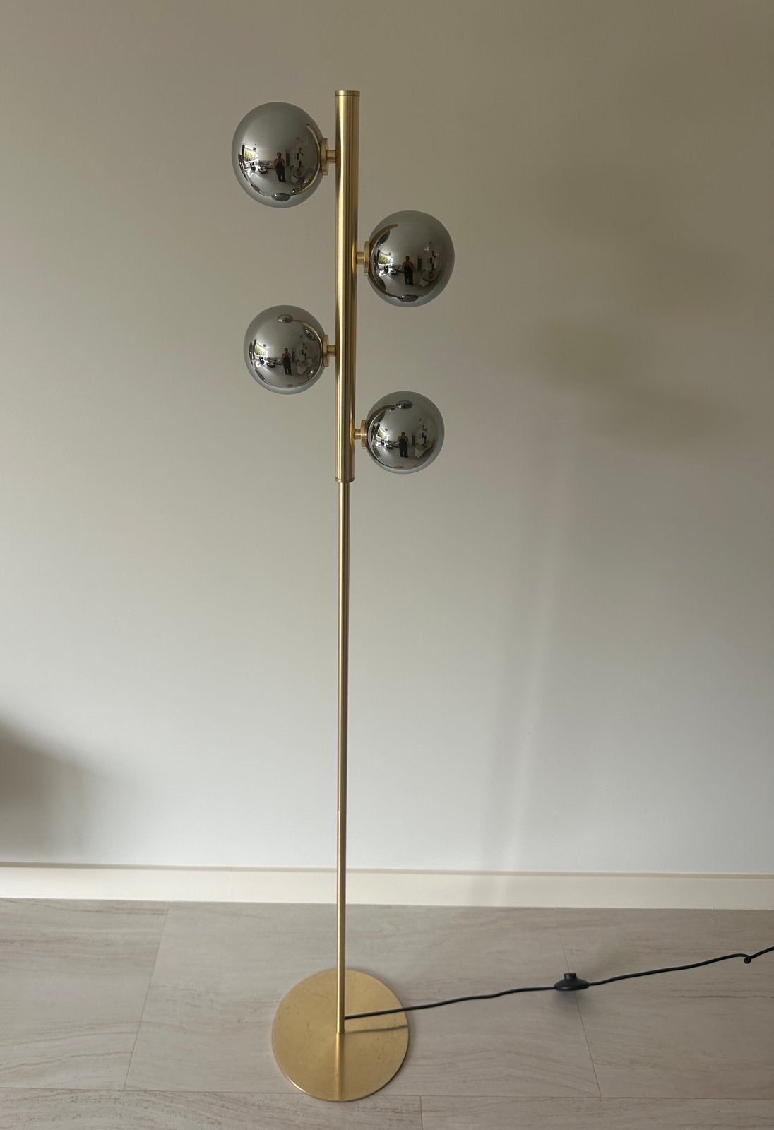 Moderne Goud/Messing Vloerlamp met 4 Rookglazen Bollen, Ophalen, Zo goed als nieuw, Glas, 150 tot 200 cm