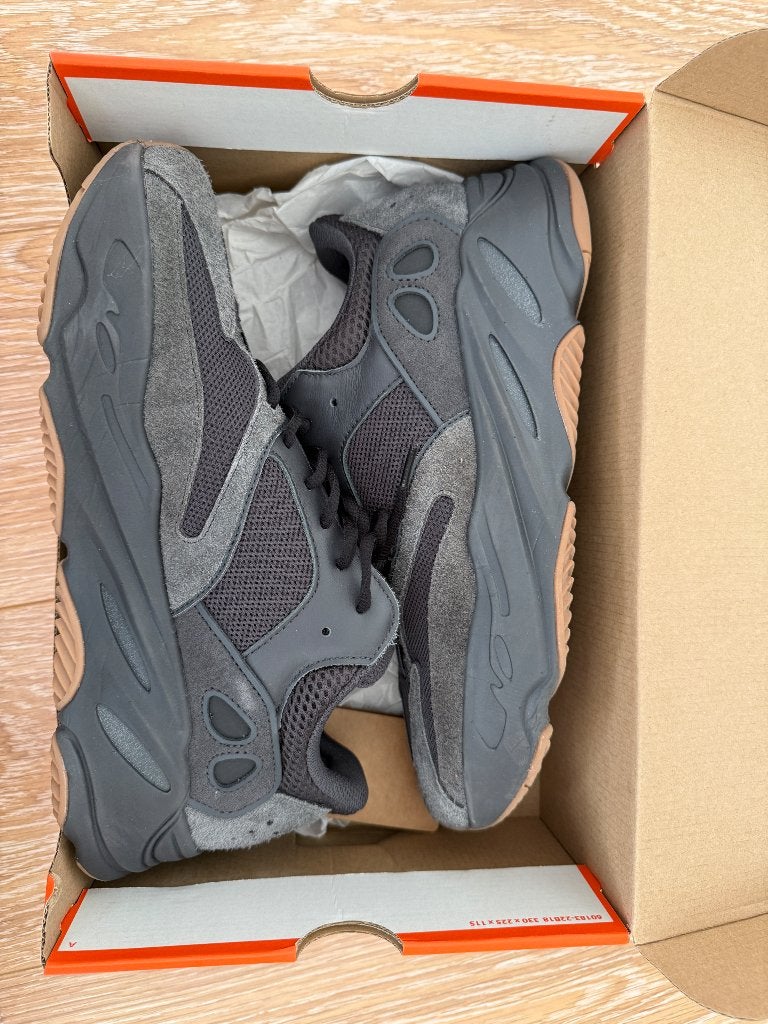 Yeezy 700 v1 utility black 45, Kleding | Heren, Schoenen, Zwart, Nieuw, Ophalen of Verzenden, Sneakers of Gympen
