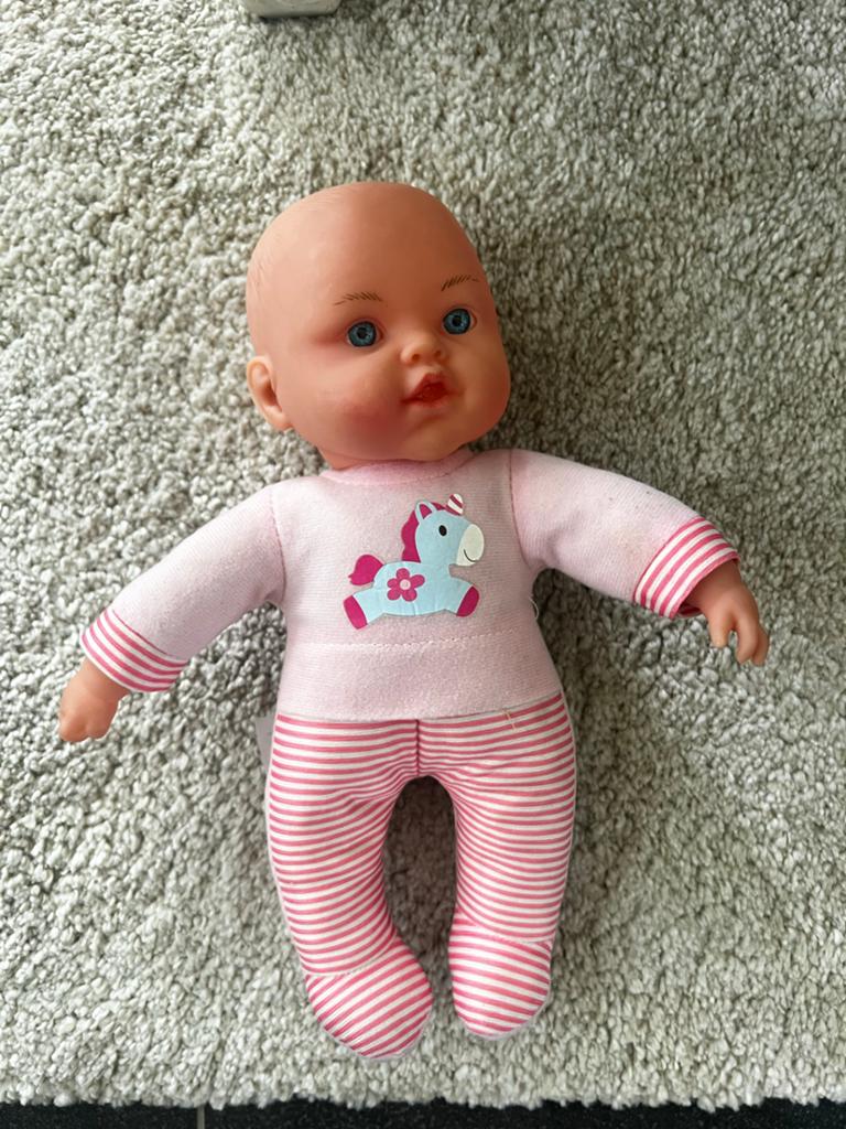 Leuke babypop met kleertjes, luiertas en doekjes, Kinderen en Baby's, Speelgoed | Poppen, Ophalen, Gebruikt, Babypop