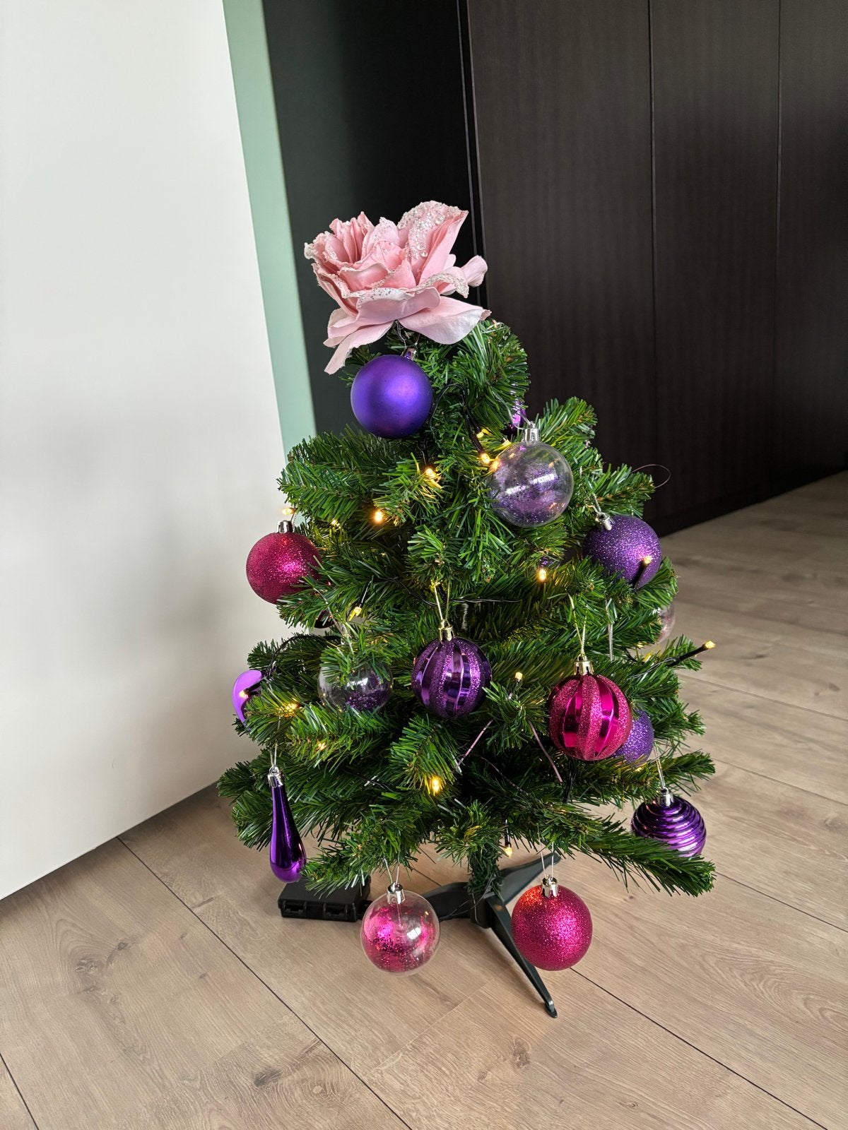 Kleine kerstboom met roze en paarse ballen, Diversen, Ophalen, Gebruikt
