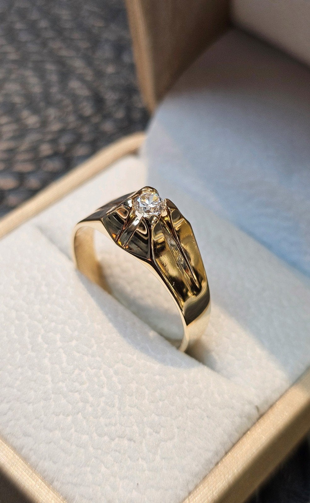 Prachtige 14k gouden ring met zirkonia steen