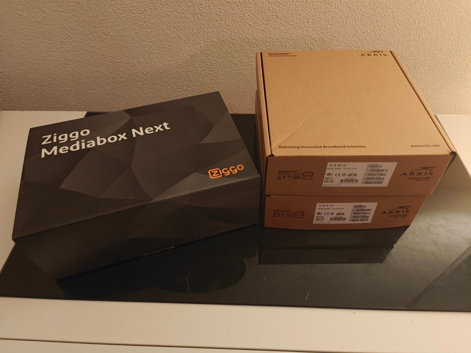 Nieuwe Ziggo Mediabox Next en 2x Arris modem (1 Nieuw), Ophalen of Verzenden, Nieuw, Decoder